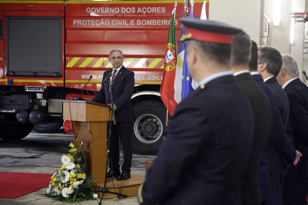  José Manuel Bolieiro entrega duas novas ambulâncias à Associação de Bombeiros de(...)