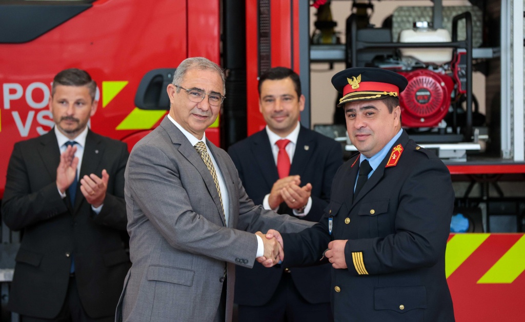  José Manuel Bolieiro reforça investimento nos bombeiros da Povoação e anuncia novos(...)