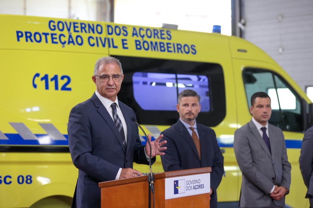  José Manuel Bolieiro entrega 12 ambulâncias e 70 desfibrilhadores e destaca investimento(...)