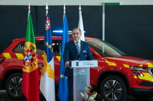 Governo dos A&ccedil;ores refor&ccedil;a capacidade operacional da Prote&ccedil;&atilde;o Civil e Bombeiros com entrega de 19 ve&iacute;culos de Auto Comando T&aacute;tico