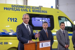 Jos&eacute; Manuel Bolieiro entrega 12 ambul&acirc;ncias e 70 desfibrilhadores e destaca investimento na Prote&ccedil;&atilde;o Civil