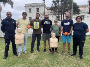 Suporte B&aacute;sico de Vida com Desfibrilha&ccedil;&atilde;o Autom&aacute;tica Externa para Leigos